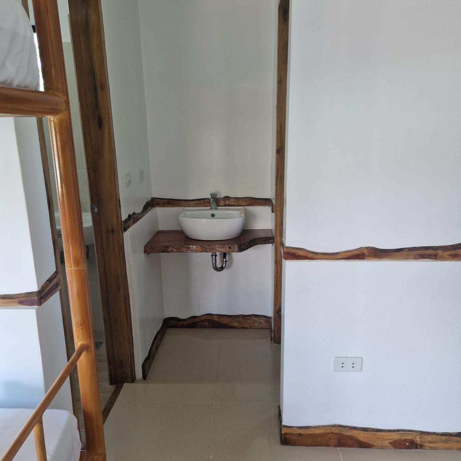 The Hat Trick Hostel Basdiot Luaran gambar