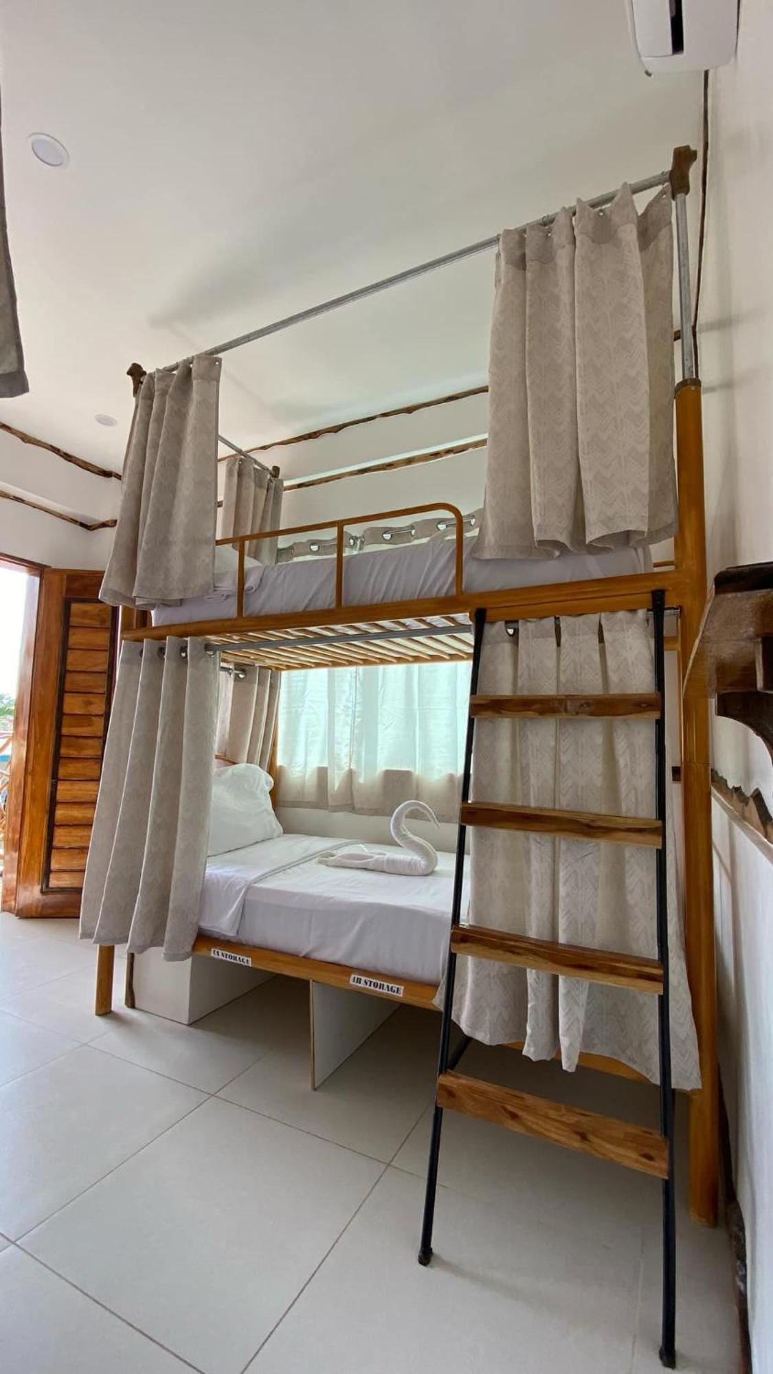 The Hat Trick Hostel Basdiot Luaran gambar