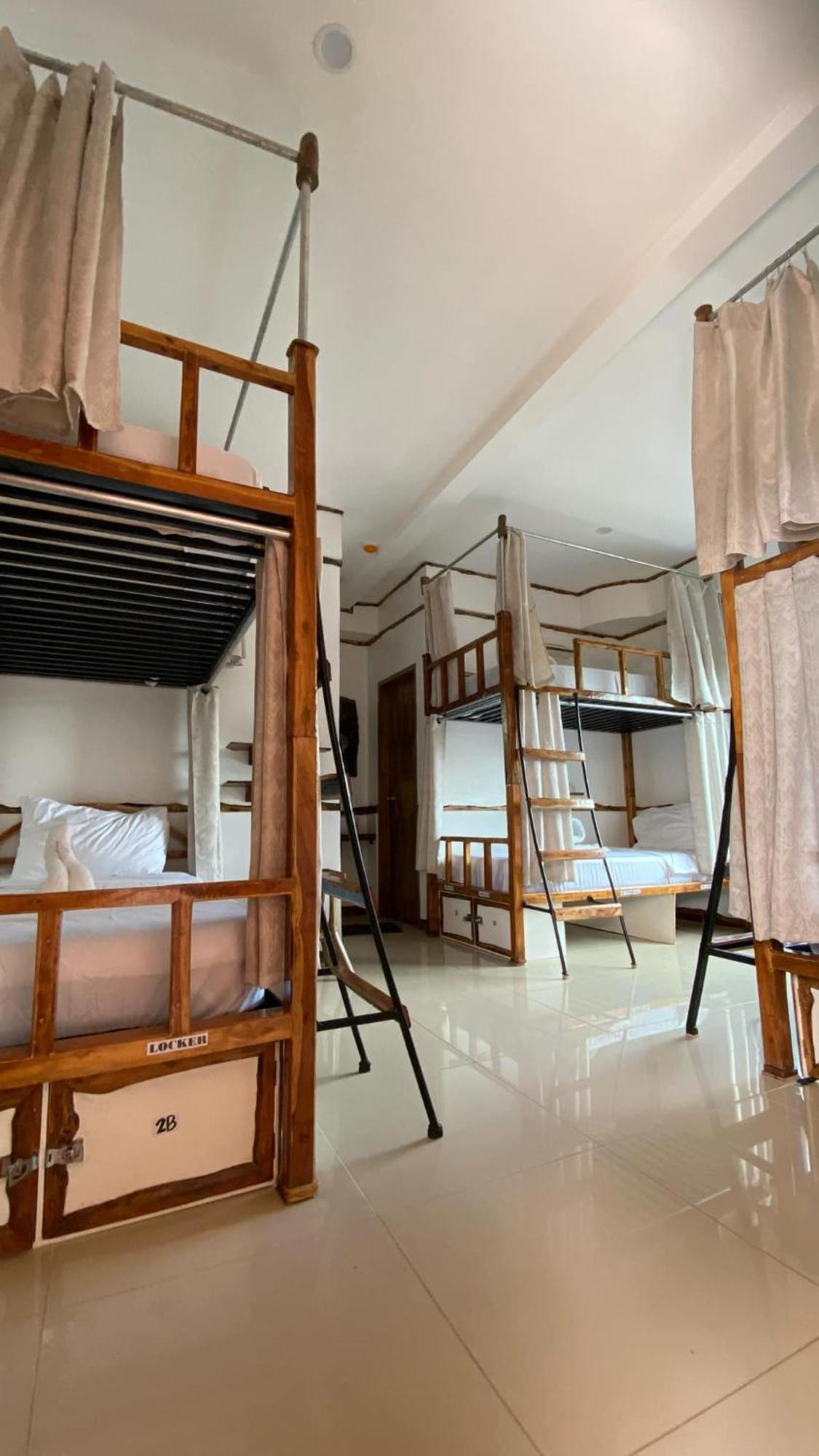 The Hat Trick Hostel Basdiot Luaran gambar