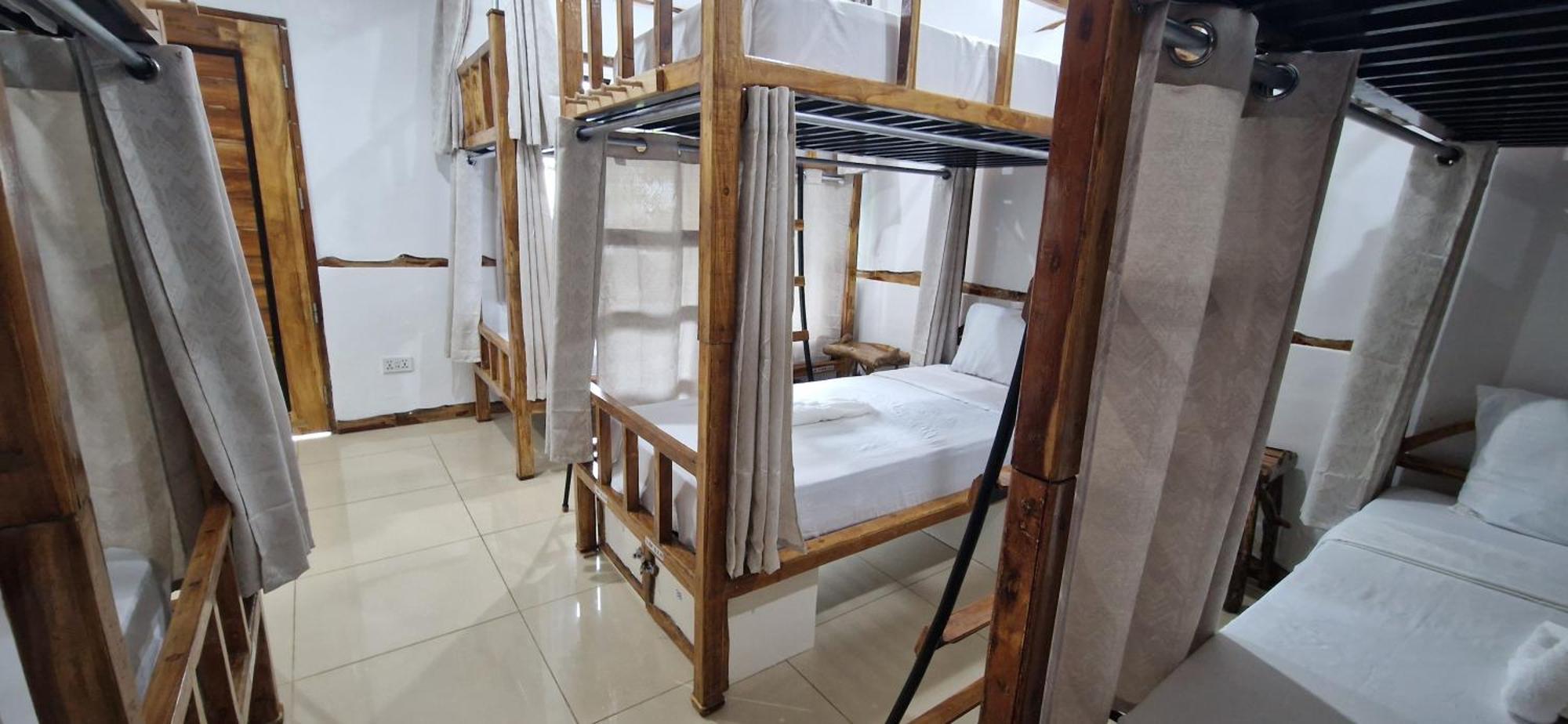 The Hat Trick Hostel Basdiot Luaran gambar