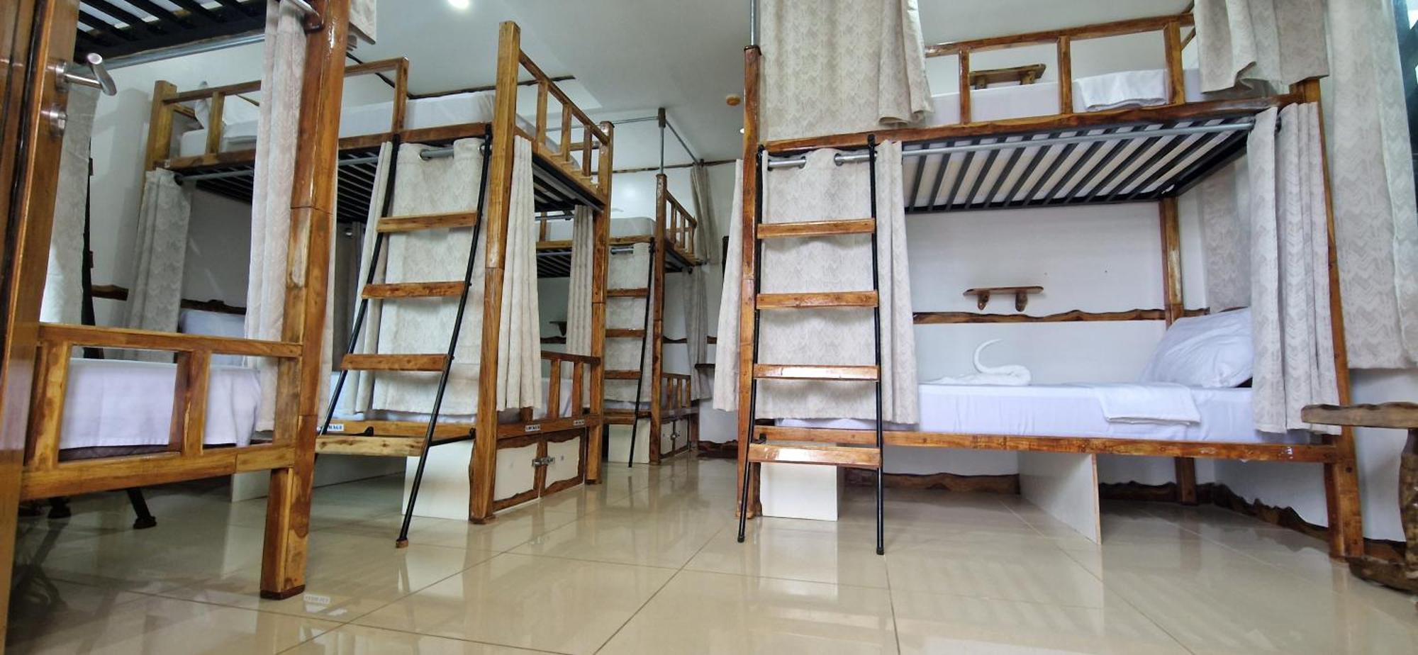 The Hat Trick Hostel Basdiot Luaran gambar